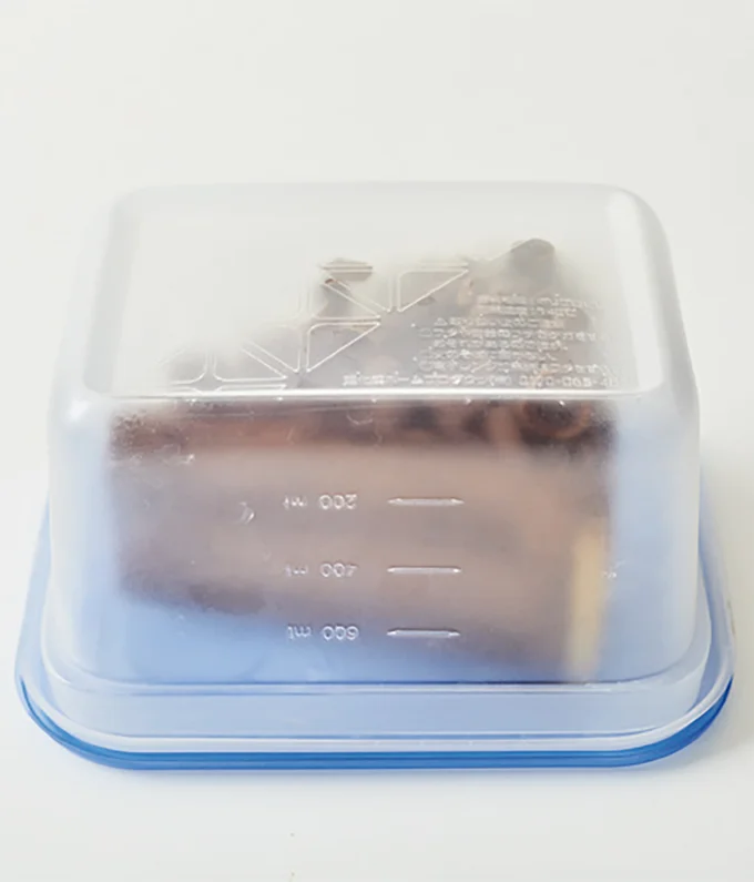 深さがある容器を逆さにし、ふたの上にケーキをのせて
