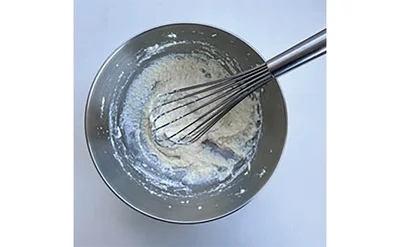 滑らかになるまで泡立て器で混ぜる。