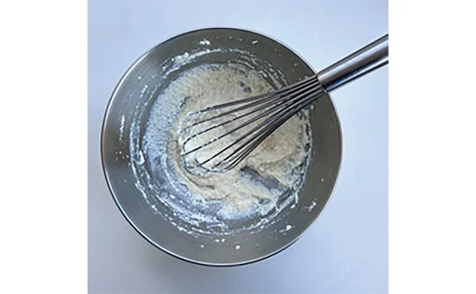 滑らかになるまで泡立て器で混ぜる。