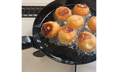 きつね色になるまで片面約2分半ずつ揚げる