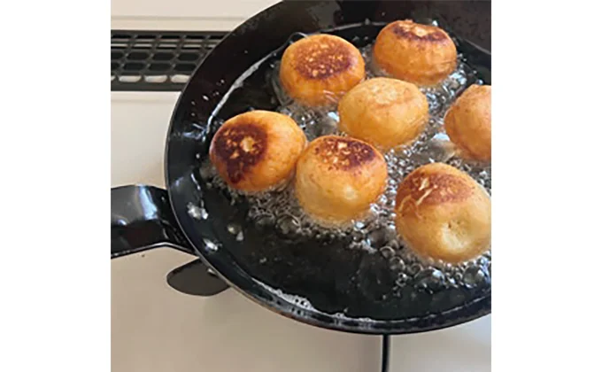 きつね色になるまで片面約2分半ずつ揚げる