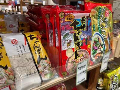 長崎ちゃんぽん用の赤と緑のはんぺんも販売中