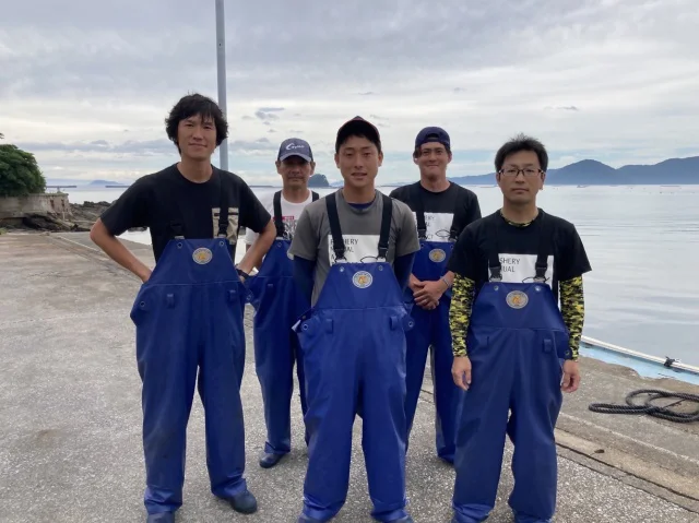 臼杵市にある大分みらい水産で働くみなさん