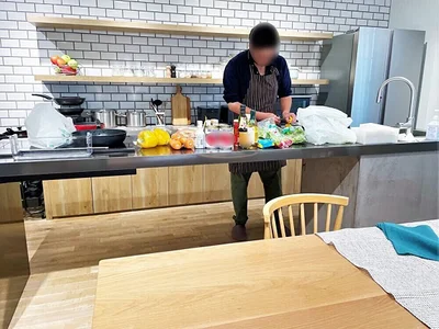 キッチンスタジオでは、食材の下準備やテーブルセッティングを進行中