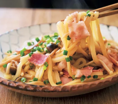 コクありの甘辛味「きのこのバターじょうゆ焼きうどん」