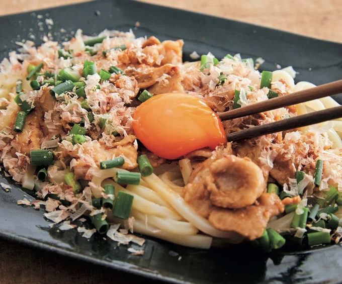 しっかり甘辛味で箸が進む！「豚こまの油そば風うどん」