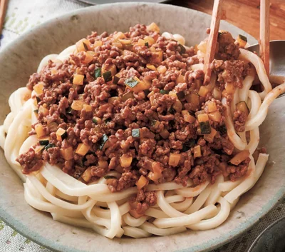 ひき肉と野菜1種のラクうまソースで「簡単ミートソースうどん」