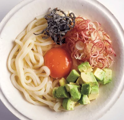 クリーミーなアボカドと塩昆布が好相性「アボカド塩昆布釜玉」