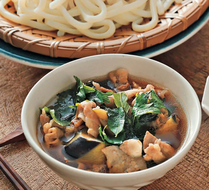 ごま油としょうがの風味が食欲を誘う「豚肉となすのしょうがつけうどん」