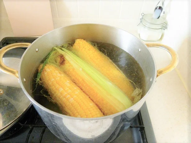 本数が多いときは鍋が早いです。塩は茹で上がったとうきびを水で冷やすときに入れます