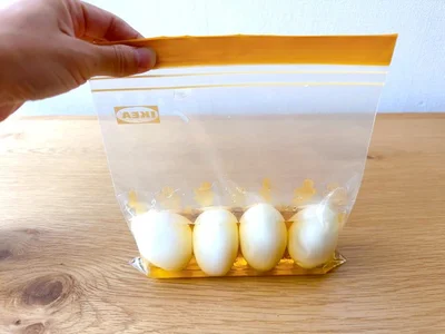  味玉は、ゆで卵を浅漬けの素に一晩漬けるだけ