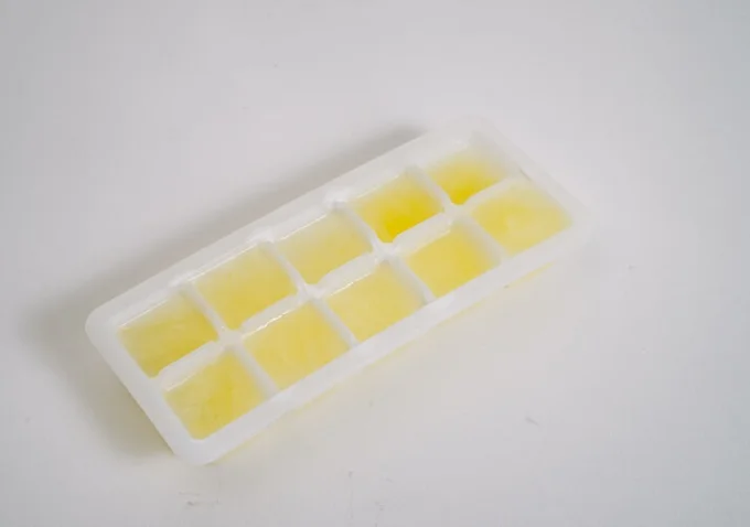 果汁は製氷皿に入れて冷凍すると長期保存できます