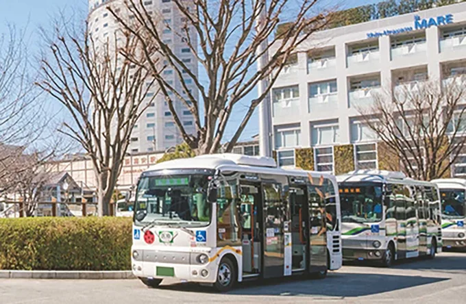 浦安駅と新浦安駅の周辺市街地から海沿いエリアまで、市内各所をくまなく巡る「おさんぽバス」が住民の足に。