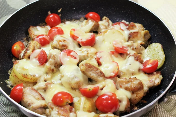 鶏肉とじゃが芋のカレーチーズ蒸し