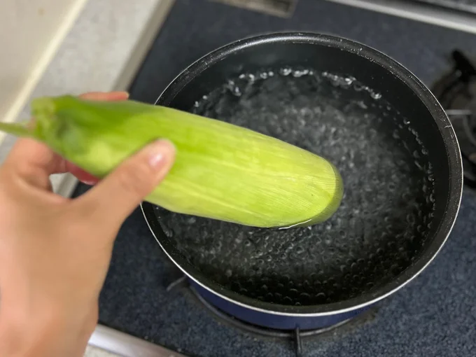 とうもろこしの冷蔵保存_先端と軸を切って皮付きのままとうもろこしを10分茹でる