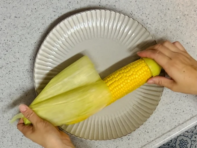 とうもろこし加熱の裏ワザ_皮がスル〜っと剥けました