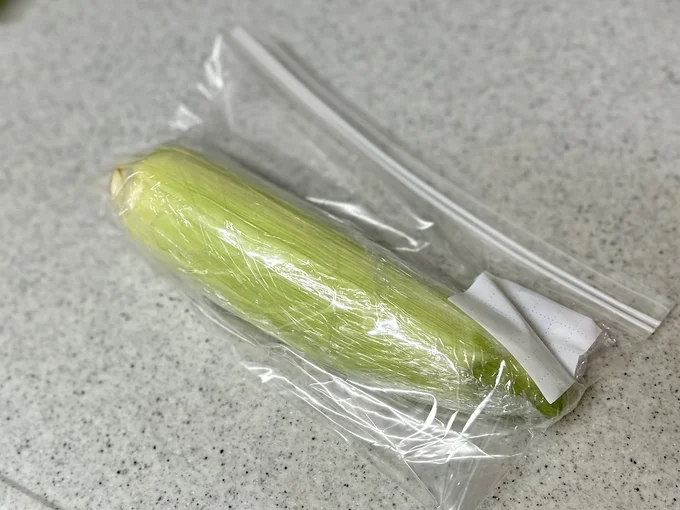 とうもろこしの冷凍保存_ひげをとってラップに包む