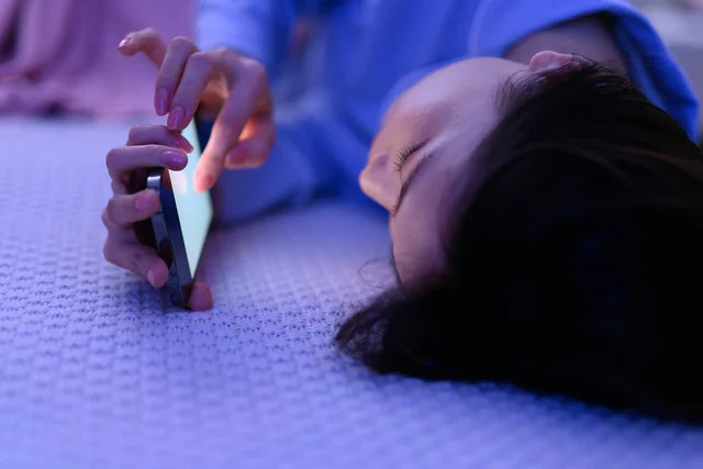 ダラダラスマホは要注意！イライラや集中力が続かない原因にも!?「スマホ脳」度チェック