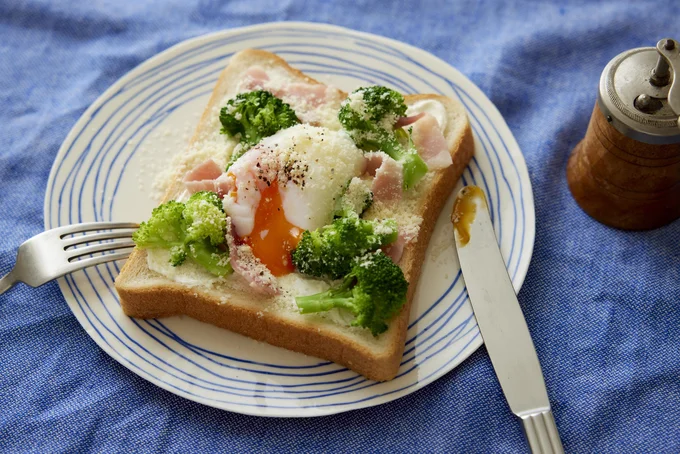 とろりとした卵にクリームチーズ＆粉チーズで濃厚！　ダブルチーズのカルボ風のっけパン