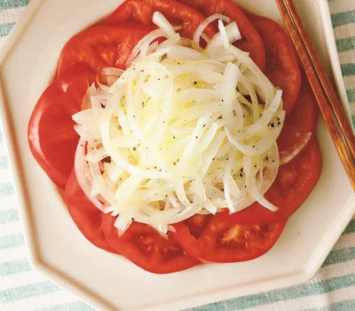 しんなりした玉ねぎがトマトの甘みを引き立てる玉ねぎとトマトのカルパッチョ風