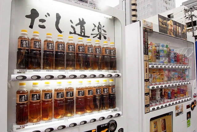 【写真を見る】あご(トビウオ)1尾と昆布1枚が丸々入った「だし道楽」の自販機
