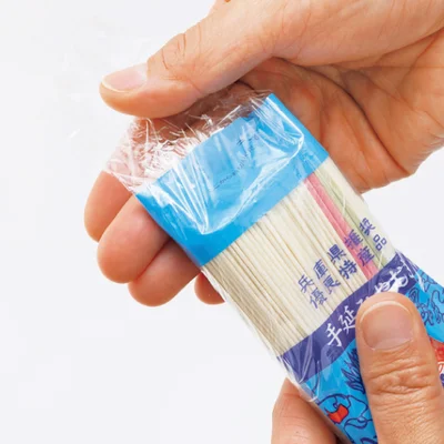 しけやすいそうめんは、袋の開封口にラップをグルッと巻いてから上部をペタリと折って密封