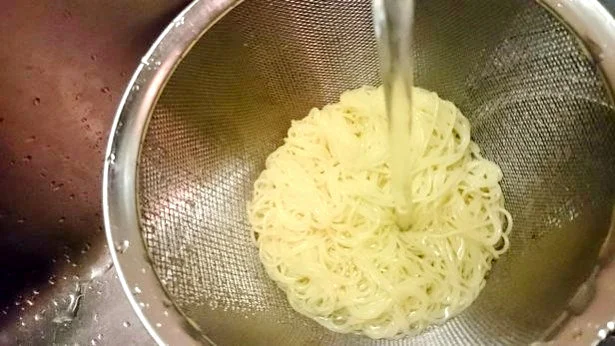 そうめんやひやむぎのように、茹でたパスタも水でざぶざぶ冷やす！