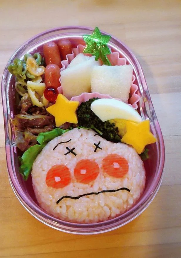 カニかまで作った鼻＆ほっぺで、彩きれいなお弁当に。キャラ弁「アンパンマン弁当」（投稿者：chijyu5 さん）