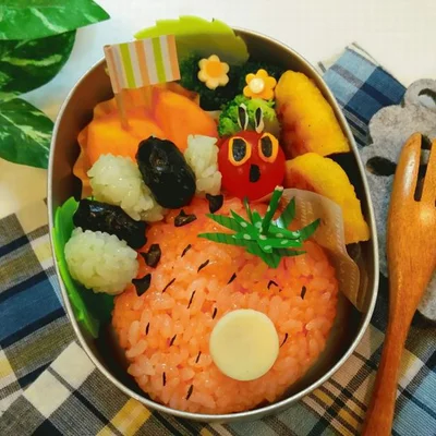 ごはんで作ったいちごも力作です！　キャラ弁「はらぺこあおむしのお弁当」（投稿者：＊ぱん子＊ さん）