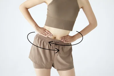 腰を左右に回して腸の動きを促す
