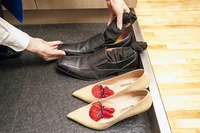 玄関の悪臭の原因「汗びっしょりの靴」。効果的な“臭い解消法”はコレ！