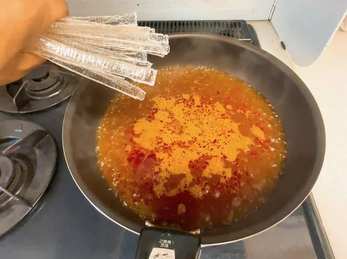  沸騰したスープにタンミョンを入れる