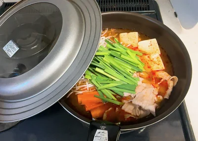 ふたをして、肉と野菜に火が通るまで煮込んで