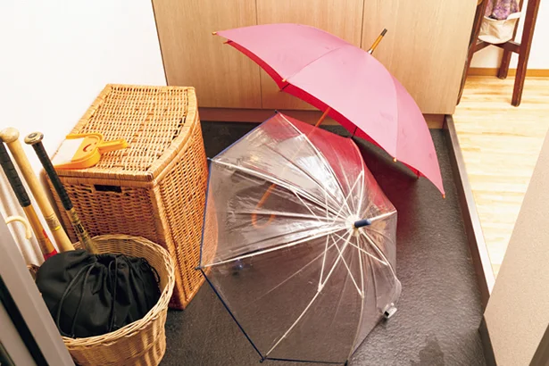 【写真を見る】水けを切った傘は、夜寝る前に玄関に広げて完全に乾かして