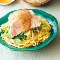 ジューシー蒸しどり＆野菜はレンチンで手軽に完成！「蒸しどりのごまだれのっけ麺」の献立