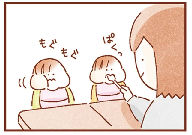 仲良し！ 食事にこだわりのある双子は今日も一緒にお食事しています／双子育児、ちょっぴり詰んでます！（6）