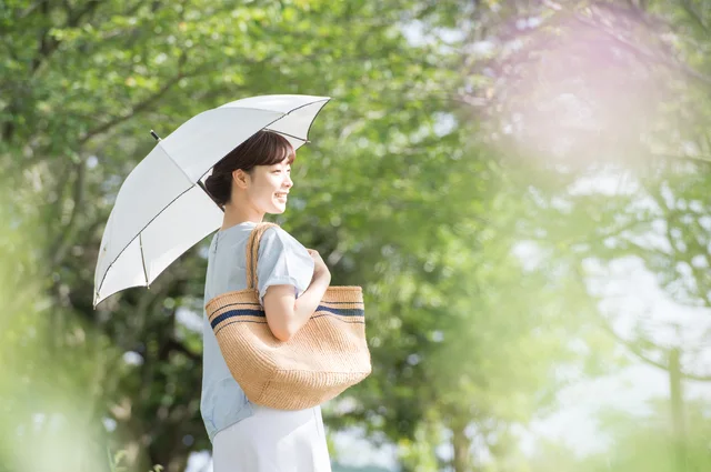 「もっと早く使っておけばよかった！」利点ばかりの日傘を使わないなんて損してる！？
