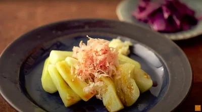 電子レンジで作れる「焼かない焼きなす」！？　余った皮は色鮮やかな副菜に