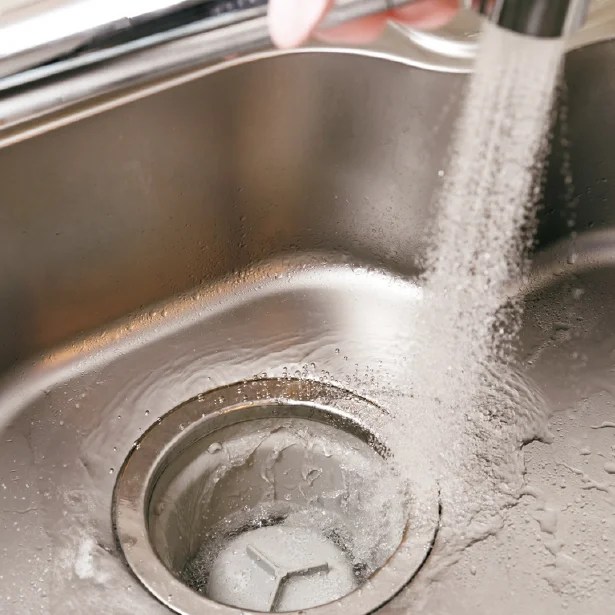 【写真を見る】STEP2:ゴミ受けを外し、排水口に約42度の湯を回しかける