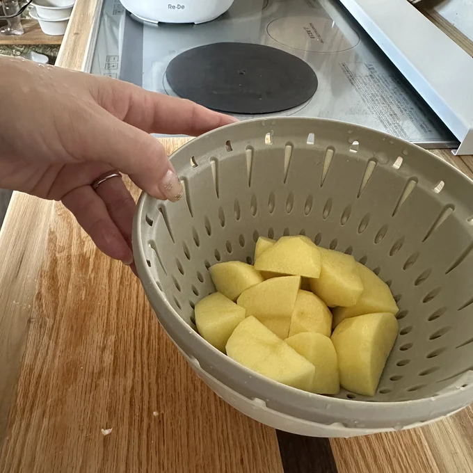 カレールー1箱分を作るときには煮崩れしやすいジャガイモだけレンジで調理をしています