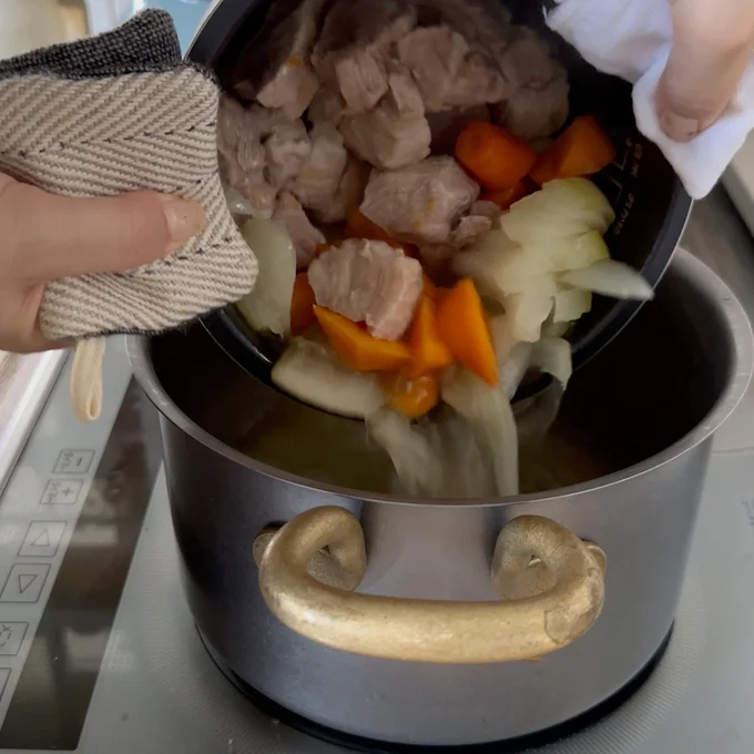 リデポットで調理した具材が出来上がったら、大き目のお鍋に移します