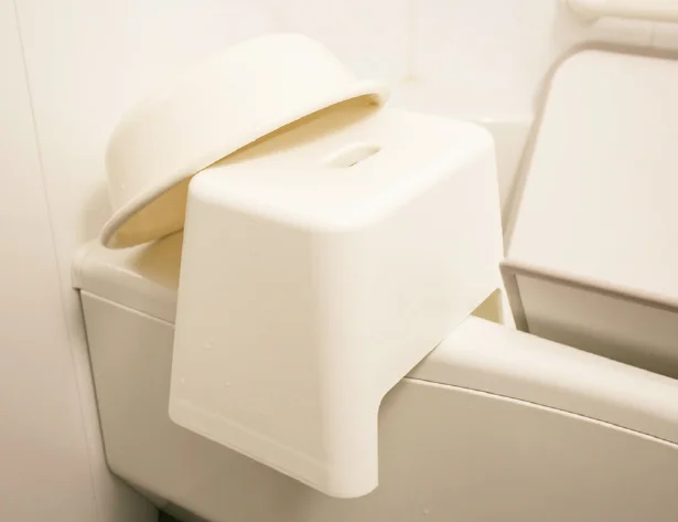 体を拭き終わったら その3：洗面器といすを浴槽の縁に載せる