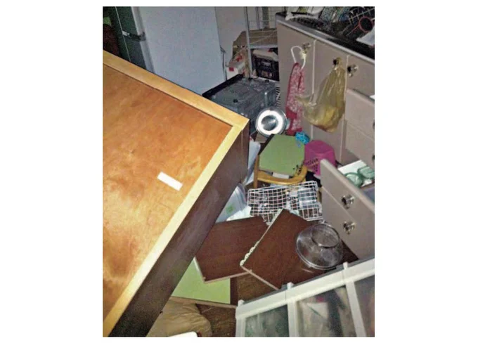 地震発生時、家具、家電はすべてひっくり返ったそう。