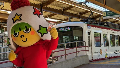 江ノ島電鉄×ベビースターのラッピングトレイン