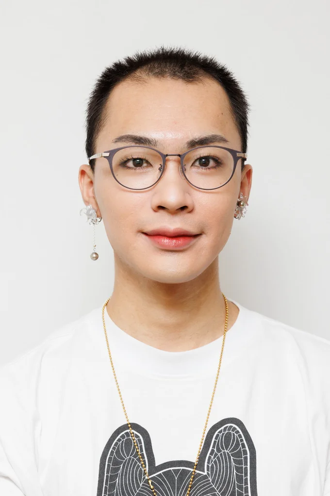 メイクありヘアウィッグなしでもすでに別人級…