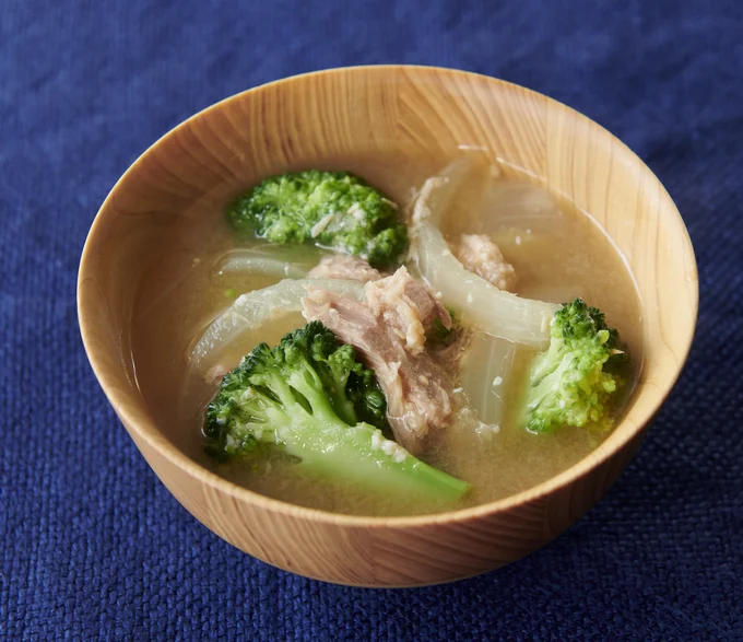ツナは缶汁ごと使って、うまみを倍増!「 玉ねぎとツナのみそ汁」