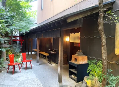 本誌では玄関の軒下で撮影した小山さんのカットを掲載しています