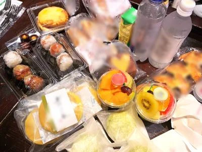 NEWS小山さんへの差し入れ。季節の和菓子もご用意しました