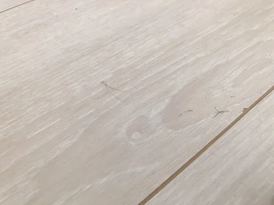 床に何かを落としてできたキズ