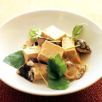 出汁がしみた優しい味！ 低カロリーで作れる高野豆腐の副菜5選